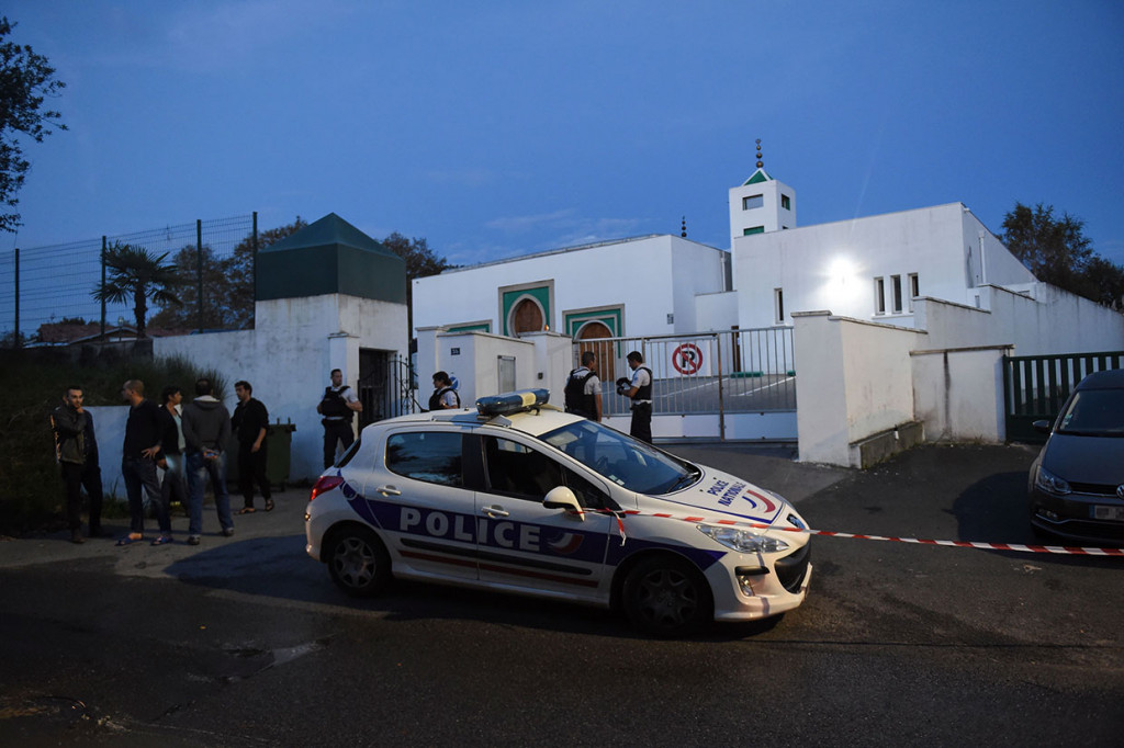 Polisi berjaga-jaga di luar sebuah masjid di Beyoone pascaterjadinya penembakan yang melukai dua orang, di Paris barat daya, Senin, 28 Oktober 2019 sore waktu setempat.