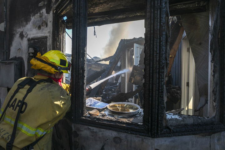 Kebakaran yang dikenal dengan Getty Fire telah memusnahkan beberapa rumah di daerah yang dihuni kalangan selebritis dan orang-orang kaya.