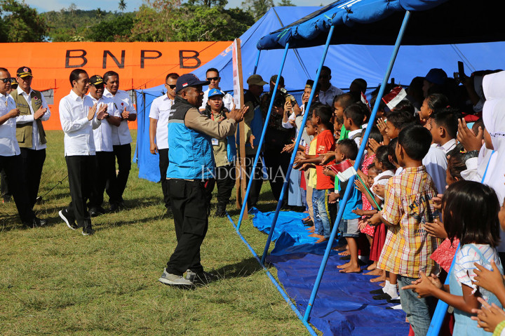 Presiden Joko Widodo (Jokowi) dan Ibu Negara Iriana Joko Widodo disambut antusias saat tiba di posko pengungsian di Universitas Darussalam, Kabupaten Maluku Tengah, Provinsi Maluku, Selasa. 