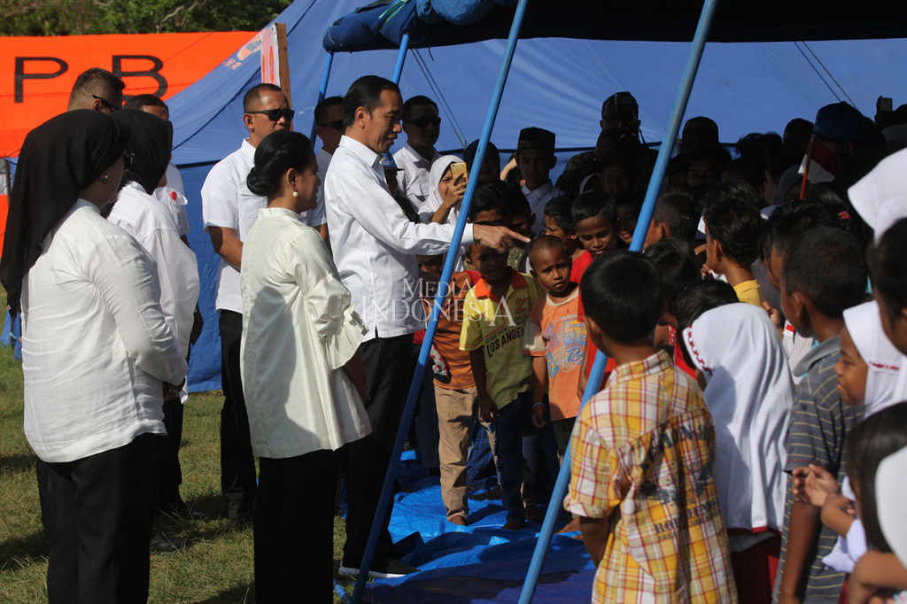 Presiden berkeliling dari tenda rumah sakit darurat, tenda trauma healing, dan melakukan dialog dengan masyarakat yang masih menempati tenda pengungsian. 