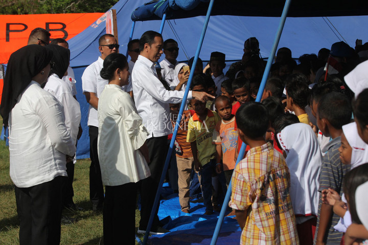 Presiden berkeliling dari tenda rumah sakit darurat, tenda trauma healing, dan melakukan dialog dengan masyarakat yang masih menempati tenda pengungsian. 