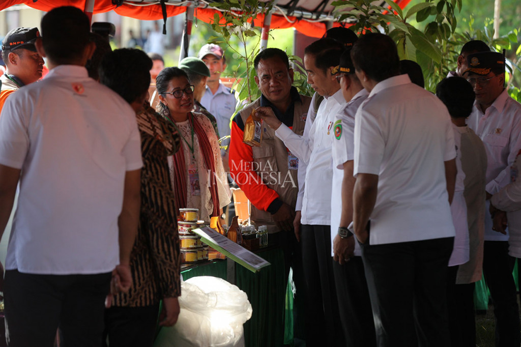 Berkenaan dengan penyaluran bantuan dana bagi warga korban gempa, Presiden meminta para camat dan lurah turut memantau dan mengawasi pelaksanaannya. 