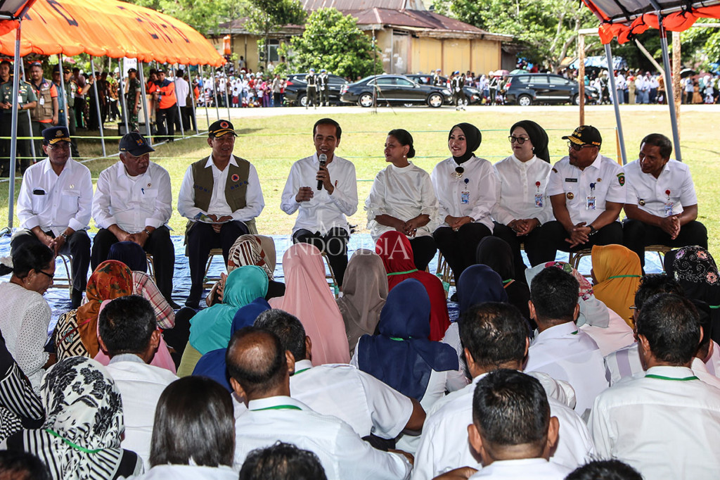 Presiden juga meminta pembangunan kembali rumah warga yang rusak akibat gempa dilakukan menggunakan konstruksi yang tahan gempa. 