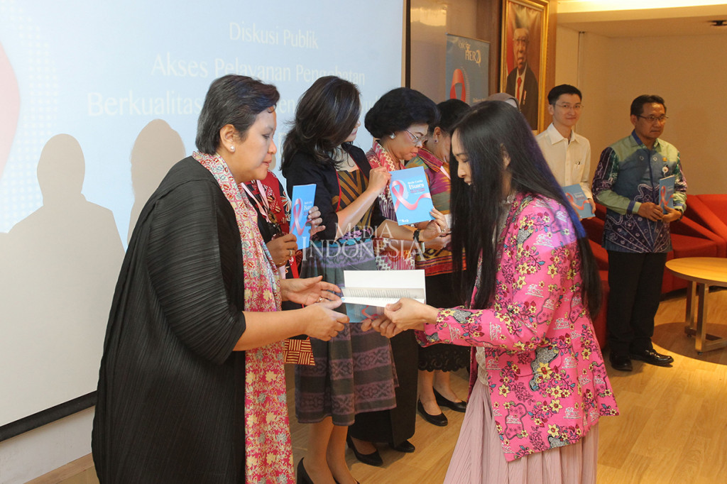 Wakil Ketua MPR RI Rerie L Moerdijat (kiri) menerima buku dan cenderemata dari Ketua Umum Cancer Information and Support Center (CISC) Aryanthi Baramuli (kanan) pada saat peluncuran buku berjudul Beda Cerita Satu Suara di auditorium Perpustakaan Nasional, Jakarta.