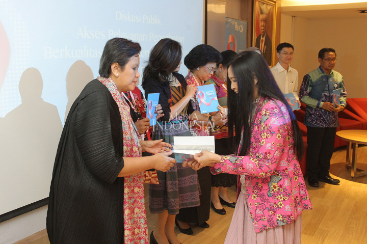 Wakil Ketua MPR RI Rerie L Moerdijat (kiri) menerima buku dan cenderemata dari Ketua Umum Cancer Information and Support Center (CISC) Aryanthi Baramuli (kanan) pada saat peluncuran buku berjudul Beda Cerita Satu Suara di auditorium Perpustakaan Nasional, Jakarta.