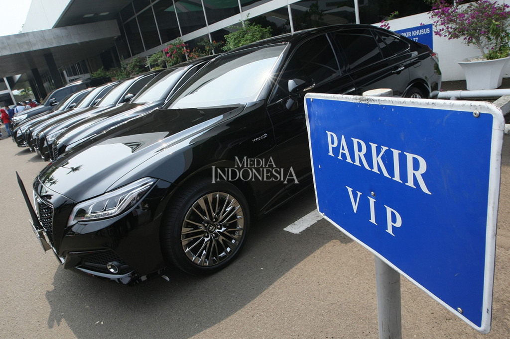 Kehadiran mobil baru ini menggantikan Toyota Crown Royal Saloon yang telah mengabdi selama satu dekade antara tahun 2009–2019. Mobil ini merupakan line up jajaran kendaraan elektrifikasi yang ramah lingkungan.