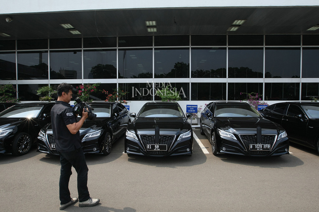 Deretan kendaraan Toyota Crown 2.5 HV G-Executive Hybrid yang diperuntukkan bagi pimpinan lembaga parlemen berjajar di lobby Gedung Nusantara III, Kompleks Parlemen Senayan, Jakarta.