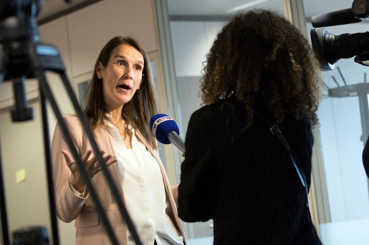 Wilmes, 44, melakukan debut politiknya pada 2000 sebagai anggota dewan di Uccle, di luar Brussels. Dia kemudian menjadi anggota parlemen pada 2014 dan bergabung dengan pemerintah federal setahun kemudian.