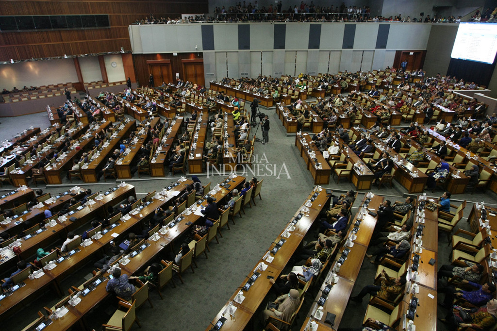 Sebanyak 362 dari 575 anggota dewan menghadiri rapat paripurna penetapan nama-nama anggota fraksi-fraksi dalam AKD serta mengagendakan penetapan mitra kerja komisi-komisi dilanjutkan dengan pengambilan keputusan.