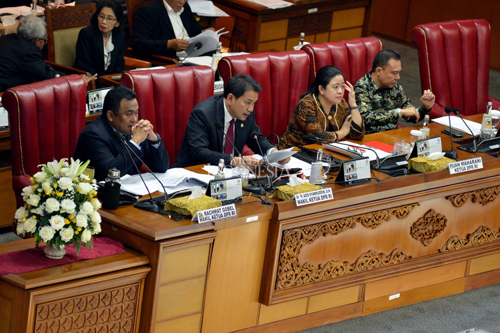 Pimpinan rapat Aziz Syamsuddin (kedua kiri) didampingi Rachmat Gobel (kiri), Puan Maharani (kedua kanan) dan Sufmi Dasco memimpin rapat paripurna penetapan Alat Kelengkapan Dewan (AKD) di Gedung Nusantara II, Kompleks Parlemen Senayan, Jakarta.