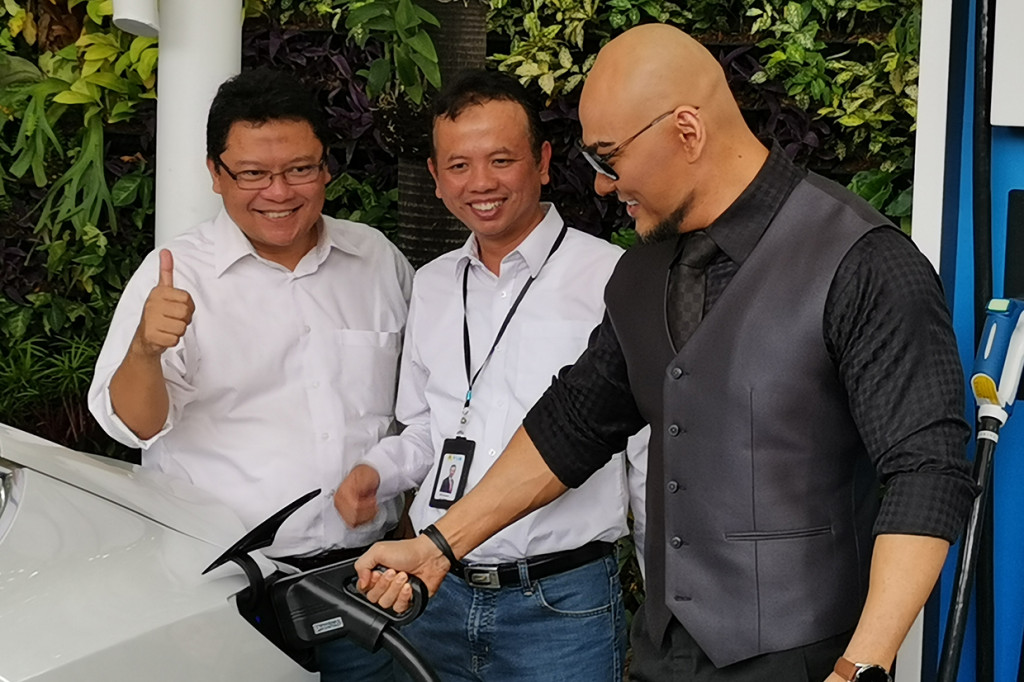 Perusahan Listrik Negara itu memasang tiga unit charging station dengan kapasitas berbeda.