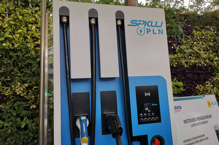 Tipe charging station ini mampu mengecas empat mobil listrik secara simultan.