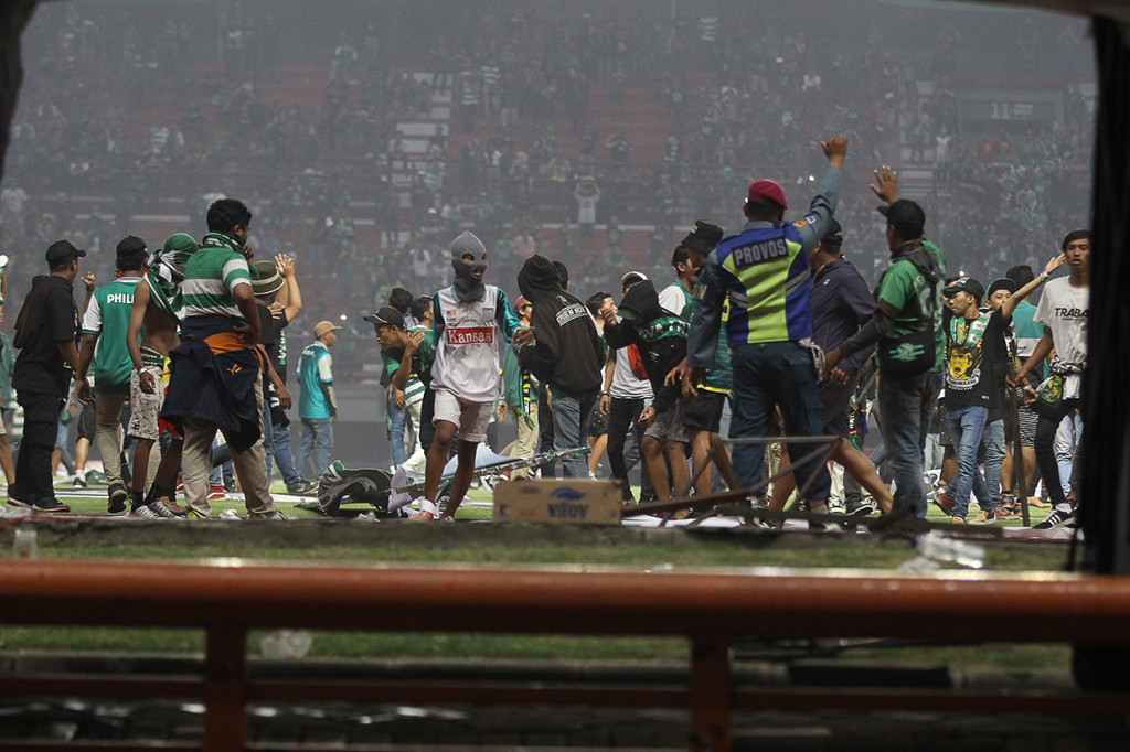 Suporter Persebaya memasuki lapangan usai pertandingan Liga 1 2019 antara Persebaya dan PSS Sleman di Stadion Gelora Bung Tomo, Surabaya, Jawa Timur.