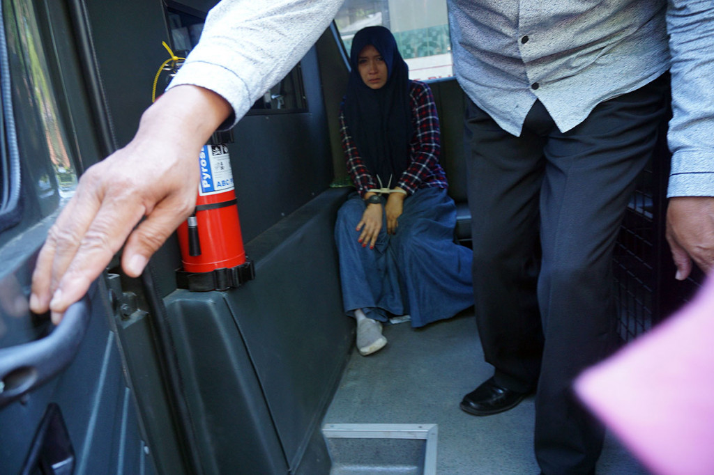 Terduga pelaku penyelundupan narkoba jenis sabu berinisial N ditangkap sipir Rumah Tahanan Klas IIB Trenggalek, Trenggalek, Selasa, 29 Oktober 2019. Dia kedapatan menyelundupkan  sabu seberat 1 gram kepada narapidana dengan cara menyaru sebagai pembezuk.