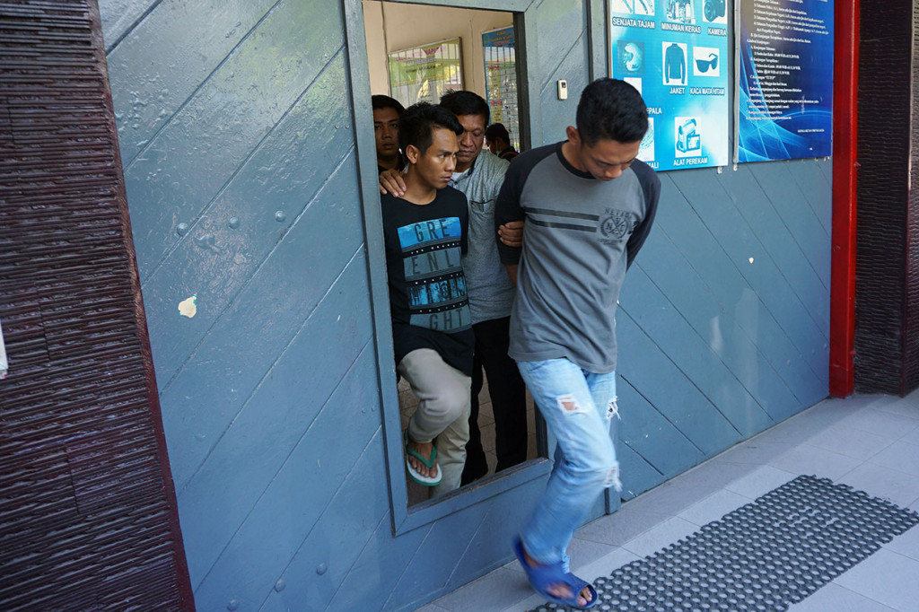 Tiga orang ditangkap dalam peristiwa itu, yakni kurir N, napi S selaku penerima paket barang (narkoba), dan napi kasus narkoba lain berinisial O yang berperan sebagai 'otak penyelundupan narkoba'.