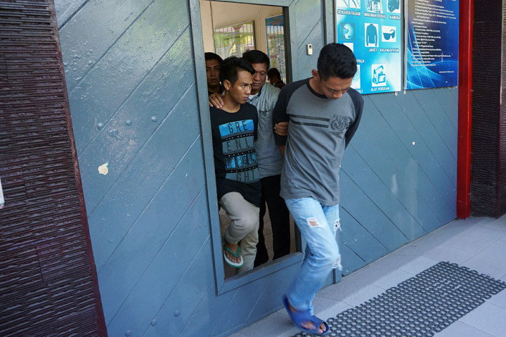 Tiga orang ditangkap dalam peristiwa itu, yakni kurir N, napi S selaku penerima paket barang (narkoba), dan napi kasus narkoba lain berinisial O yang berperan sebagai 'otak penyelundupan narkoba'.