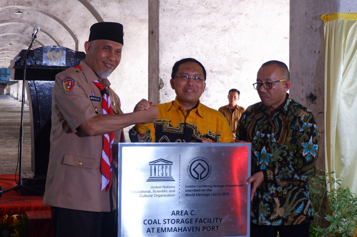 Direktur Warisan dan Diplomasi Budaya Kementerian Pendidikan dan Kebudayaan, Nadjamuddin Ramly (tengah) menyerahkan sertifikat kepada Wali Kota Padang Mahyeldi (kiri), di dalam bangunan Silo Gunung di Pelabuhan Teluk Bayur, Padang, Sumatera Barat, Selasa, 29 Oktober 2019.