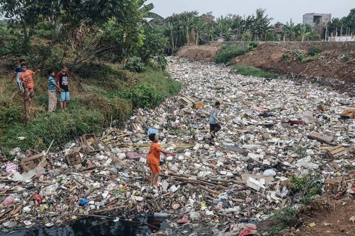 Sejumlah anak bermain di tumpukan sampah di aliran Kali Jambe yang tidak jauh dari Perumahan Satria Jaya Permai, Kabupaten Bekasi, Jawa Barat, Selasa, 29 Oktober 19.