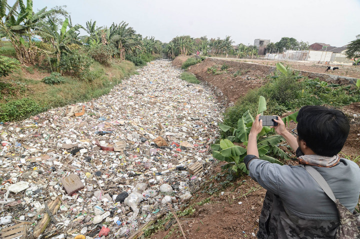 Tumpukan sampah di aliran Kali Jambe didominasi sampah rumah tangga seperti plastik bekas kemasan dan styrofoam. Ada pula kasur bekas, kayu, hingga berbagai macam sampah lainnya.