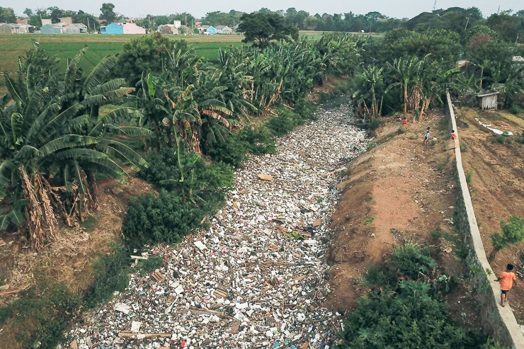 Menurut warga, lautan sampah tersebut sudah dua hari terakhir memenuhi aliran kali Jambe akibat terbawa arus air saat hujan. 