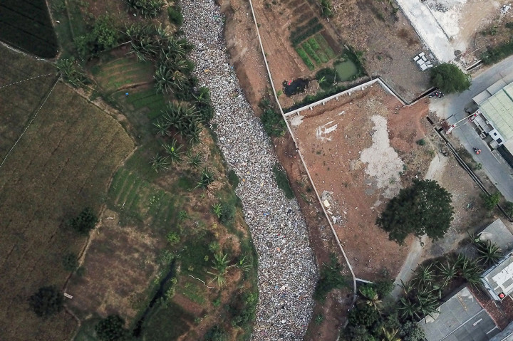 Kepala Bidang Kebersihan pada Dinas Lingkungan Hidup Kabupaten Bekasi Doddy Agus Suprianto memastikan akan membersihkan tumpukan sampah itu. Pihaknya tengah menunggu alat berat dari Dinas Pekerjaan Umum dan Penataan Ruang (PUPR) Kabupaten Bekasi.