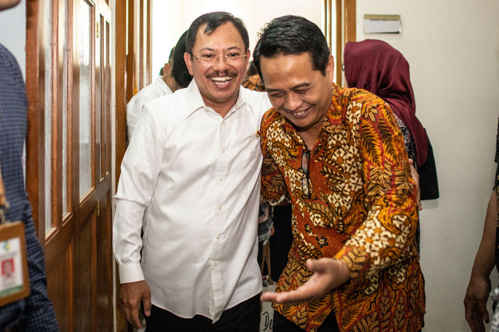 Menteri Kesehatan Terawan Agus Putranto (kiri) berbincang hangat dengan Ketua Umum Pengurus Besar Ikatan Dokter Indonesia (PB IDI) Daeng M Faqih (kanan) usai melakukan pertemuan tertutup di Kantor PB IDI, Jakarta, Rabu, 30 Oktober 2019.