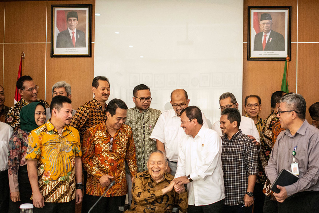 Ketua Umum PB IDI Daeng M Faqih mengungkapkan bahwa kunjungan Menkes ke Kantor IDI untuk menjalin koordinasi dan kekompakan antara pemangku kepentingan dalam penyelesaian masalah kesehatan di Indonesia. 'Tadi silahturahmi kemudian diskusi santai, tapi lebih banyak di antara kita harus kompak. Di antara stakeholder harus tetap kompak karena permasalahan kesehatan yang dialami ini luar biasa kalau sekarang tidak kompak, terutama Kemenkes dan IDI sebagai stakeholder yang strategis di masalah kesehatan,