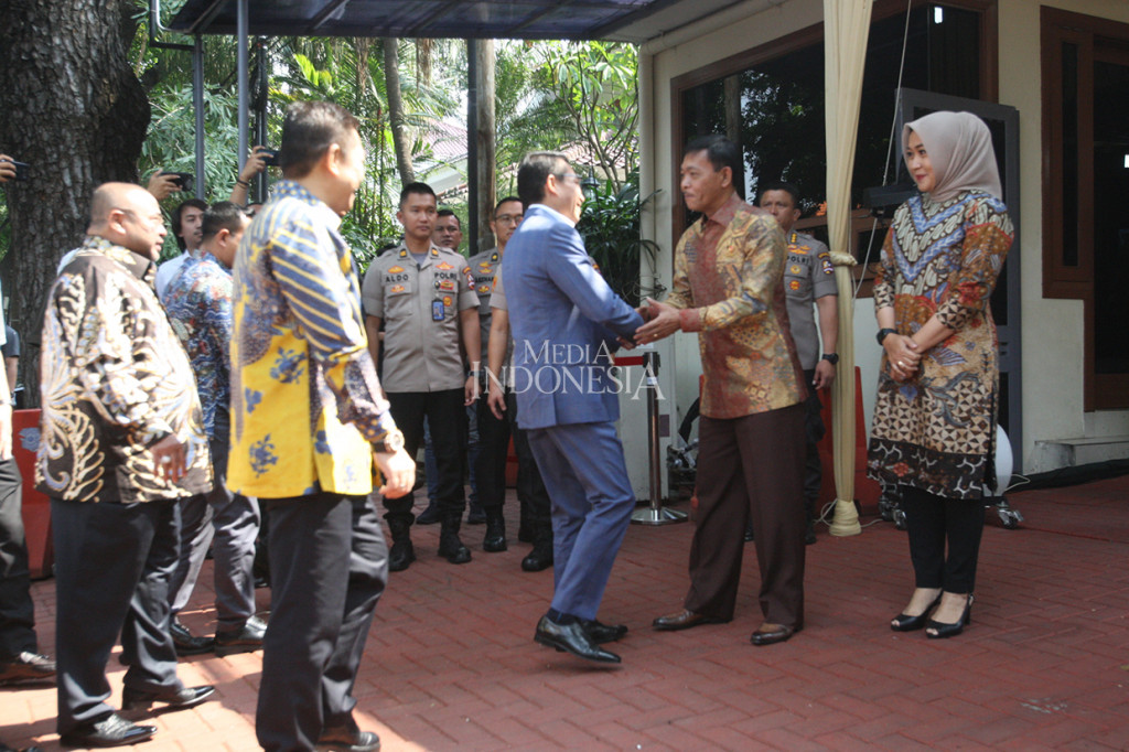 Kedatangan Komisi III DPR langsung disambut Idham bersama sejumlah pejabat Polri, antara lain Kadiv Humas Irjen Mohammad Iqbal, Wakil Kepala Lembaga Pendidikan dan Pelatihan Polri Irjen Boy Rafli Amar, Kepala Biro Pengawasan Penyidikan Bareskrim Polri Brigjen Roycke Harry Langie, dan Direktur Tindak Pidana Umum Bareskrim Polri Brigjen Nico Afinta.