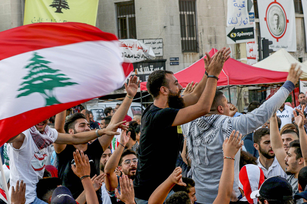 Perayaan oleh para demonstran terlihat di berbagai wilayah Lebanon, termasuk di kota Sidon, Lebanon selatan, kota asal Hariri. AFP Photo/Mahmoud Zayyat
