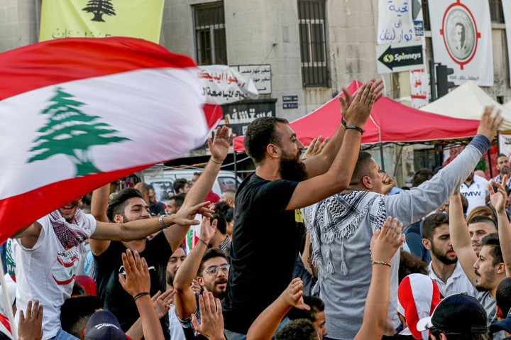 Perayaan oleh para demonstran terlihat di berbagai wilayah Lebanon, termasuk di kota Sidon, Lebanon selatan, kota asal Hariri. AFP Photo/Mahmoud Zayyat
