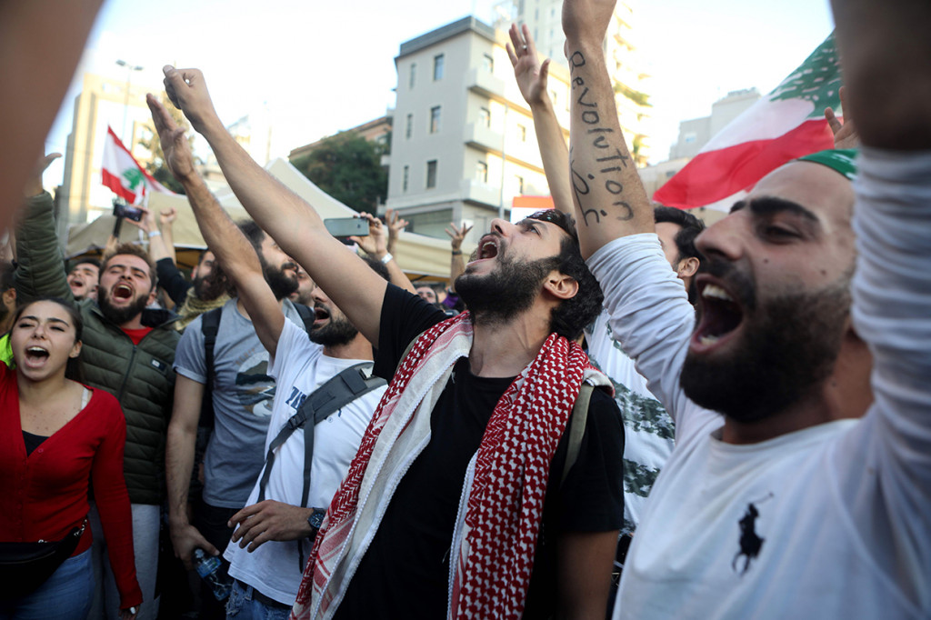 Namun bagi banyak demonstran, pengunduran diri Hariri belum cukup. Mereka tetap menuntut perombakan total pemerintahan yang berbasis sektarian. AFP Photo/Patrick Baz