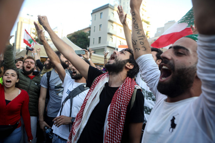 Namun bagi banyak demonstran, pengunduran diri Hariri belum cukup. Mereka tetap menuntut perombakan total pemerintahan yang berbasis sektarian. AFP Photo/Patrick Baz