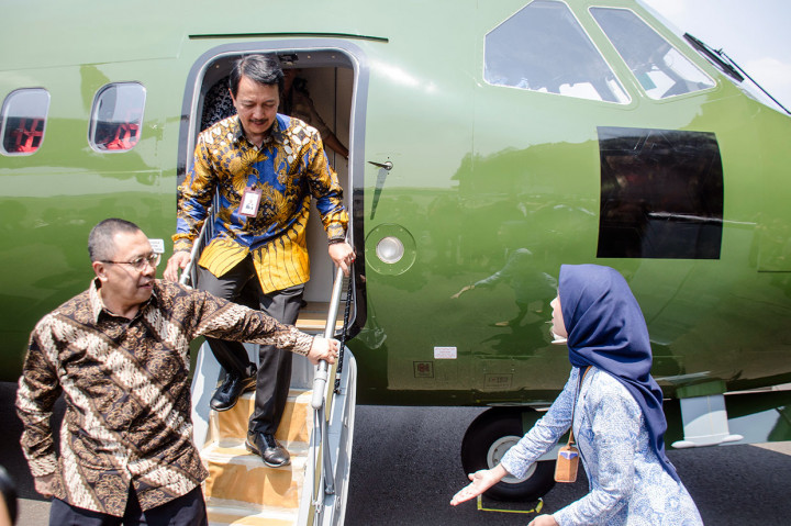 Deputi Bidang Koordinasi Perniagaan dan Industri, Kemenko Perekonomian Bambang Adi Winarso (kiri) dan Direktur Utama PT Dirgantara Indonesia (Persero) (PTDI) Elfien Goentoro (kedua kiri) keluar dari pesawat terbang CN235-220 Military Transport pada acara Ferry Flight di Hanggar Fixed Wing PTDI, Bandung, Jawa Barat, Rabu, 30 Oktober 2019. 