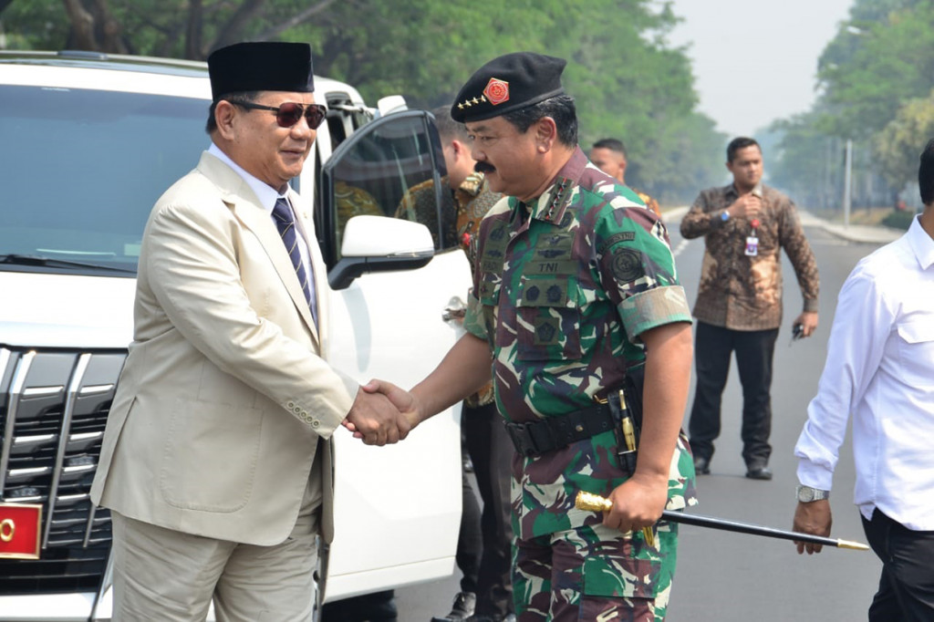 Prabowo diterima langsung oleh Panglima TNI Marsekal TNI Hadi Tjahjanto dengan didampingi Kepala Staf Angkatan Laut Laksamana TNI Siwi Sukma Adji, Kepala Staf Angkatan Udara Marsekal TNI Yuyu Sutisna, dan Wakil Kepala Staf Angkatan Darat Letjen TNI Tatang Sulaiman.