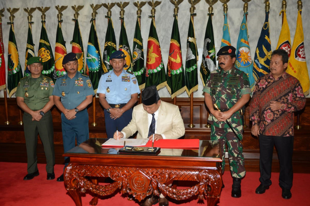 Menteri Pertahanan Prabowo Subianto mengisi buku tamu saat berkunjung ke Mabes TNI.