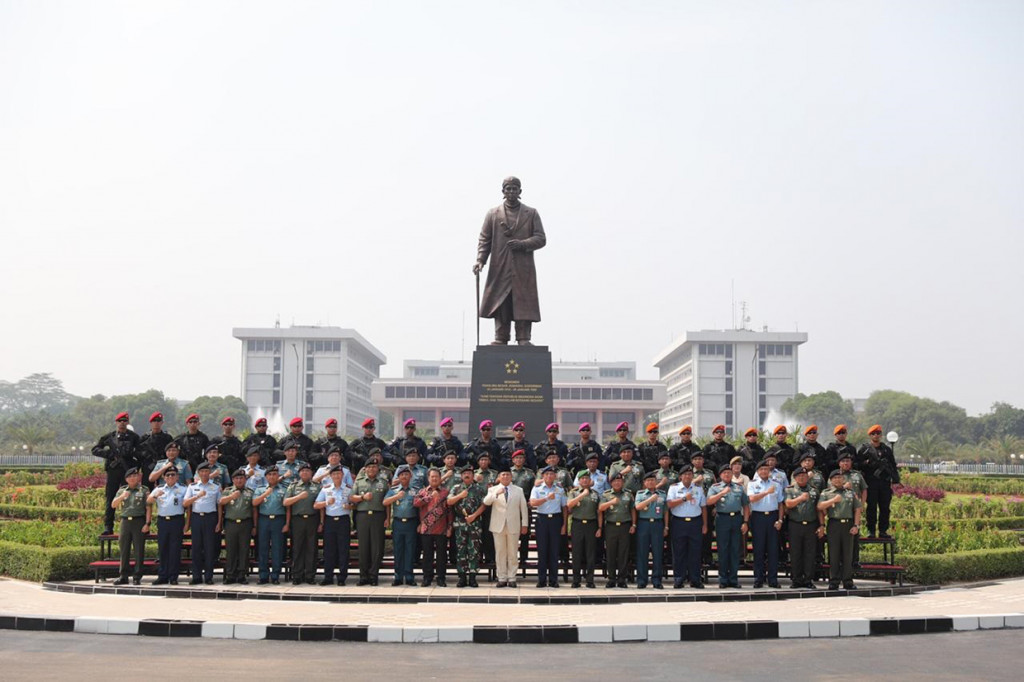 Menteri Pertahanan Prabowo Subianto berjanji memperkuat alat utama sistem pertahanan (Alutsista) TNI. Ia menyatakan penguatan Alutsista diperlukan untuk menjaga Negara Kesatuan Republik Indonesia (NKRI).