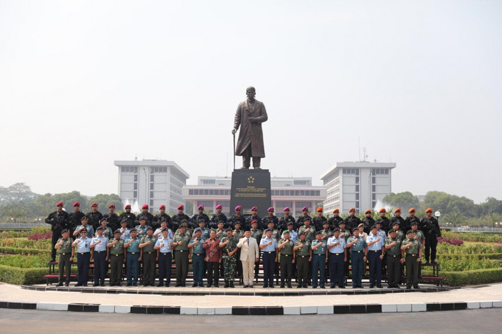 Menteri Pertahanan Prabowo Subianto berjanji memperkuat alat utama sistem pertahanan (Alutsista) TNI. Ia menyatakan penguatan Alutsista diperlukan untuk menjaga Negara Kesatuan Republik Indonesia (NKRI).