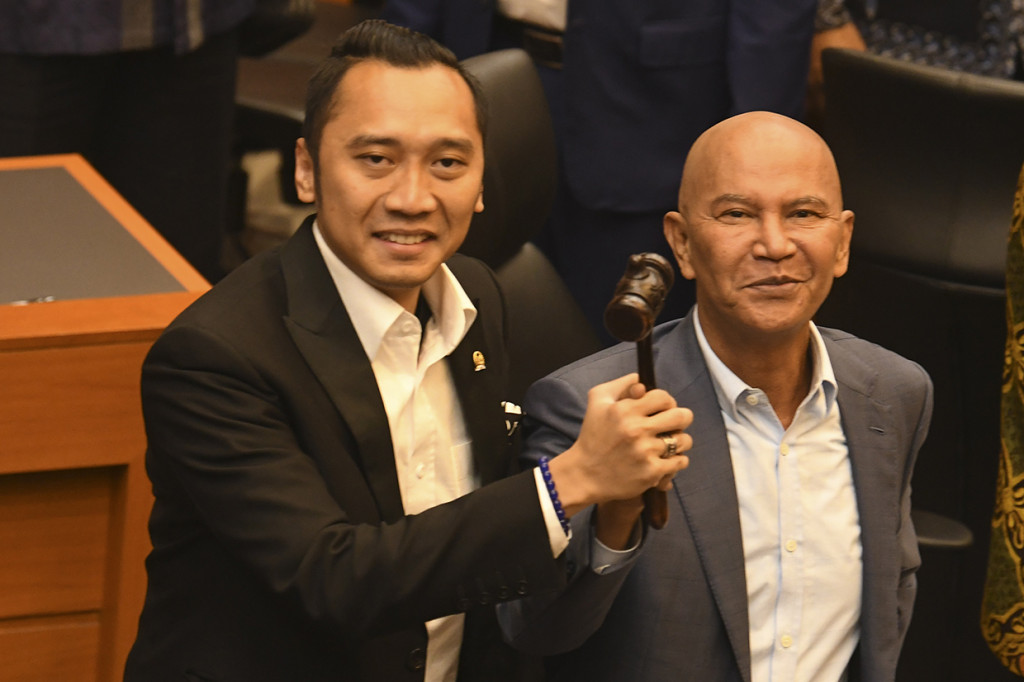 Ketua Banggar periode 2019-2024 Said Abdullah (kanan) memegang palu kepemimpinan bersama dengan Wakil Ketua Edhie Baskoro YudhoyonoÊ(kiri) usai penetapan Ketua Banggar di ruang Banggar, Kompleks Parlemen, Jakarta.