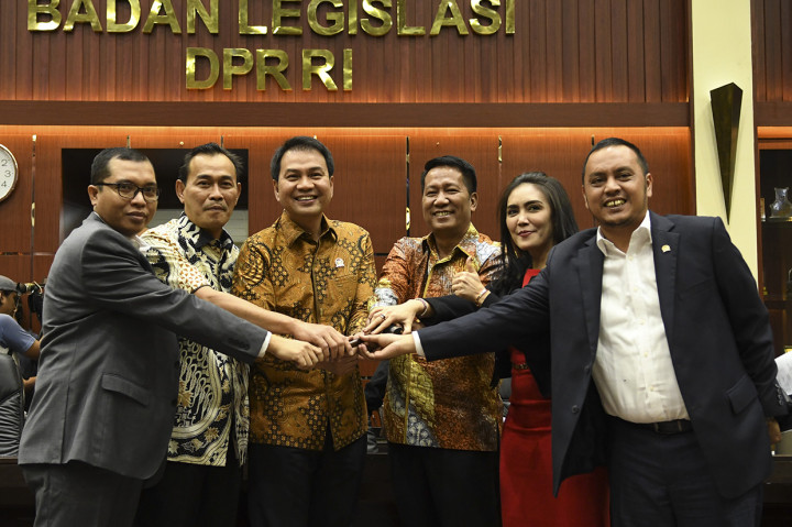 Selain itu, Anggota DPR Fraksi Gerindra Supratman Andi Agtas kembali terpilih sebagai Ketua Baleg DPR periode 2019-2024. 