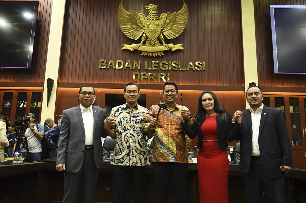 Ketua Badan Legislasi (Baleg) periode 2019-2024 Supratman Andi Agtas (tengah) dan Wakil Ketua Ibnu Multazam (kedua kiri), Willy Aditya (kanan), Achmad Baidowi (kiri) dan Rieke Diah Pitaloka (kedua kanan) usai penetapan Ketua Baleg di ruang Banggar, Kompleks Parlemen, Jakarta.