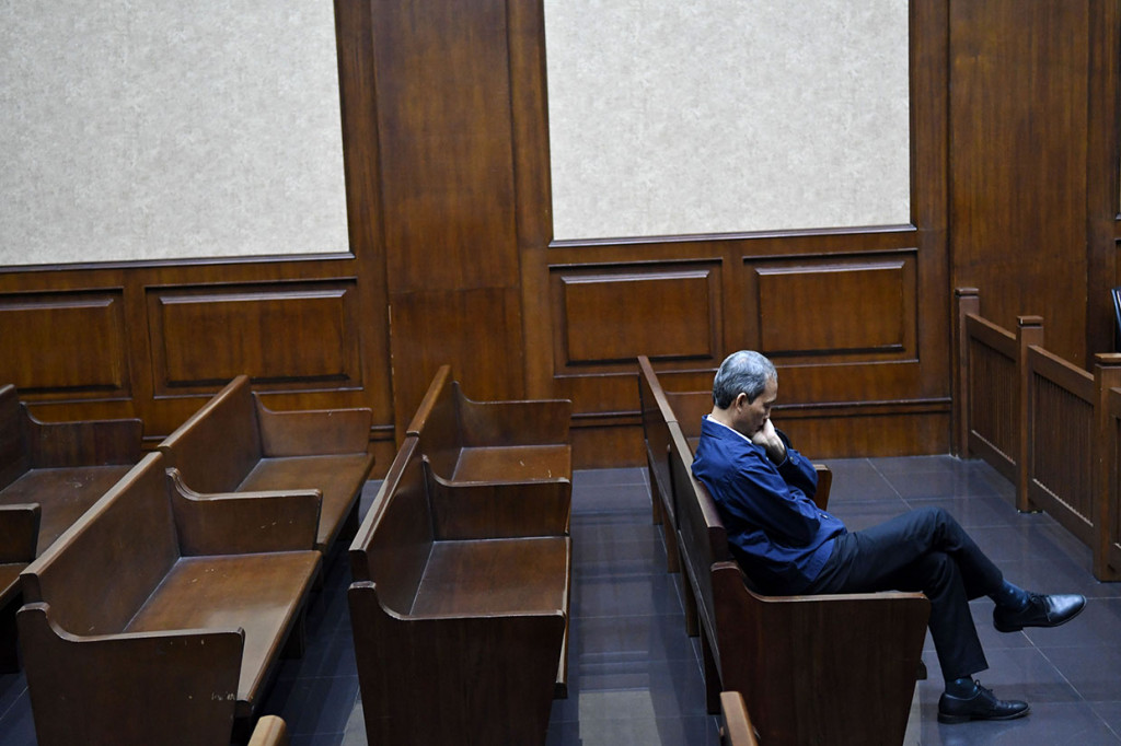 Dalam perkara ini, Wisnu dituntut 2 tahun penjara dan denda Rp 100 juta subsider 3 bulan kurungan oleh jaksa Komisi Pemberantasan Korupsi (KPK).