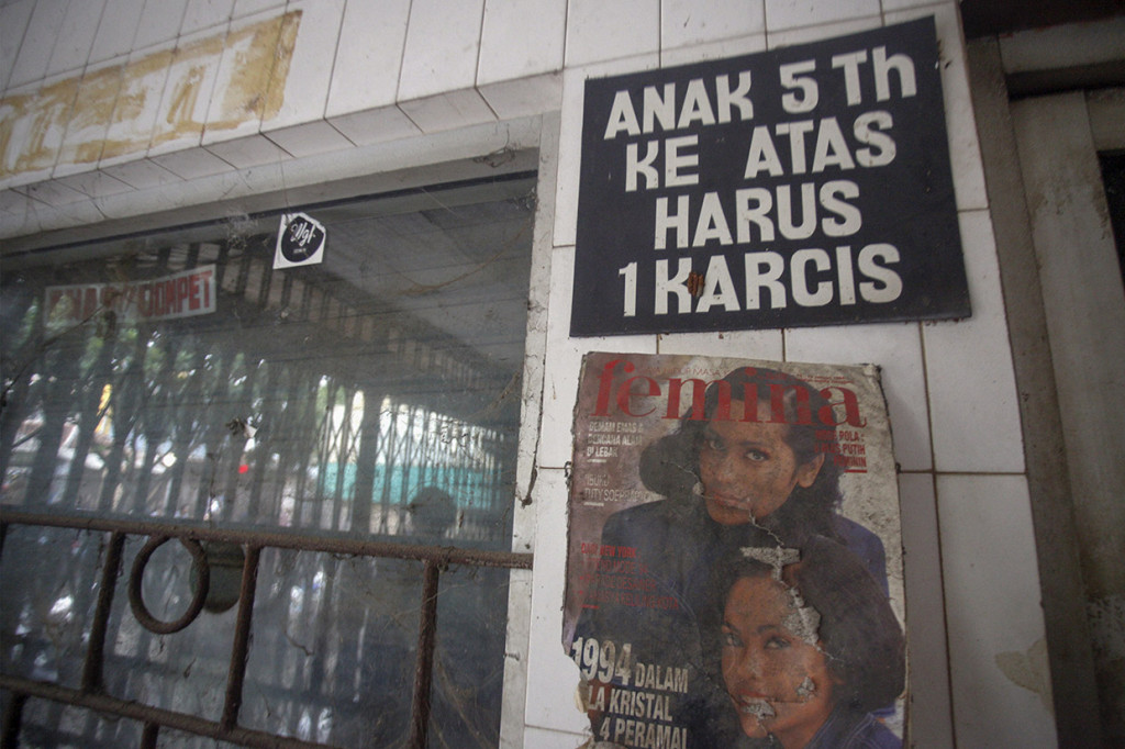 Kondisi loket bioskop Atoom Theater yang terbengkalai di Citeureup, Kabupaten Bogor, Jawa Barat, Rabu, 30 Oktober 2019. Sutradara Joko Anwar ingin mengajak penonton merasakan pengalaman berbeda menonton film Perempuan Tanah Jahanam (PTJ).