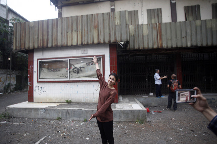 Artis dan pemain film Marissa Anita berpose di depan Bioskop Atoom Theater, Citeureup, Kabupaten Bogor, Jawa Barat. Saat ini Joko Anwar sedang mengusahakan agar film yang dibintangi Tara Basro dan Marissa Anita itu diputar di sana.
