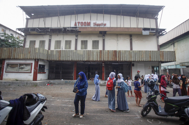 Bioskop Atoom saat ini sudah tidak beroperasi dan terbengkalai sejak 1998.