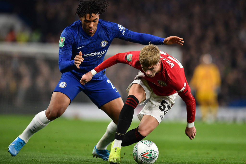 Bertanding di Stamford Bridge, pemain kedua kesebelasan saling berbalas serangan di awal laga.