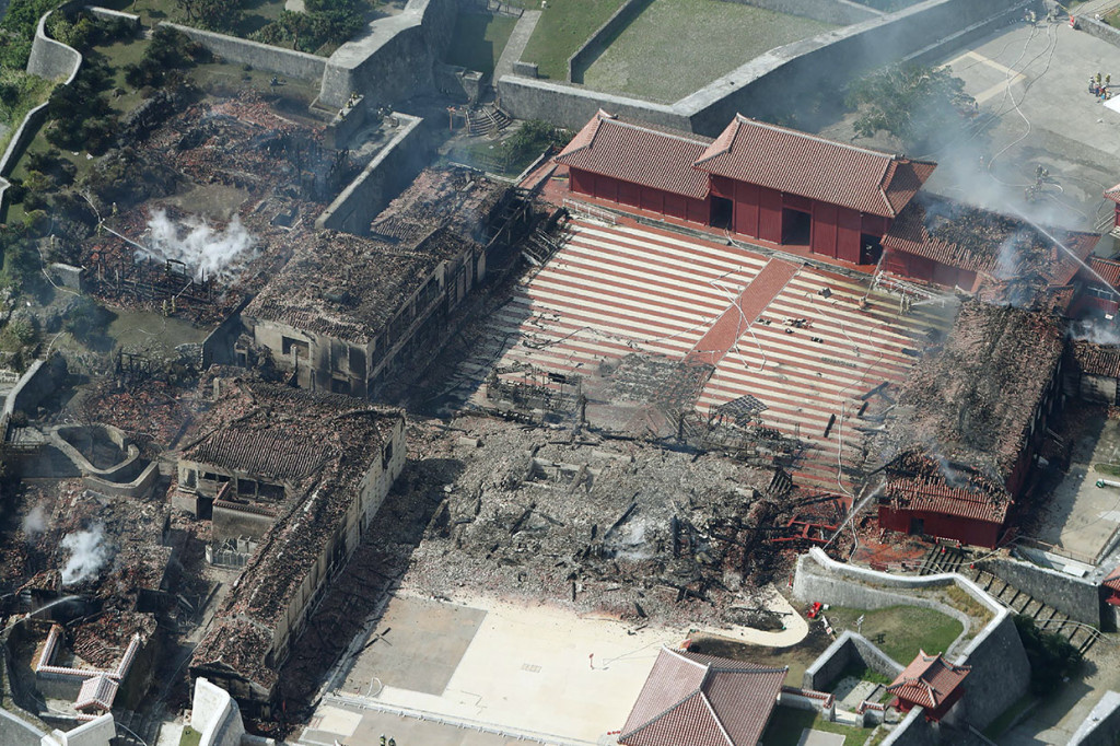 Kebakaran hebat menghancurkan sebagian besar Kastil Shuri, sebuah situs Warisan Dunia di pulau Okinawa, Jepang selatan, Kamis, 31 Oktober 2019.
