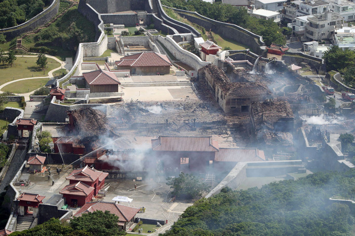 Selain aula utama, aula utara dan selatan telah hancur. Selain aula utama, aula utara dan selatan telah hancur.