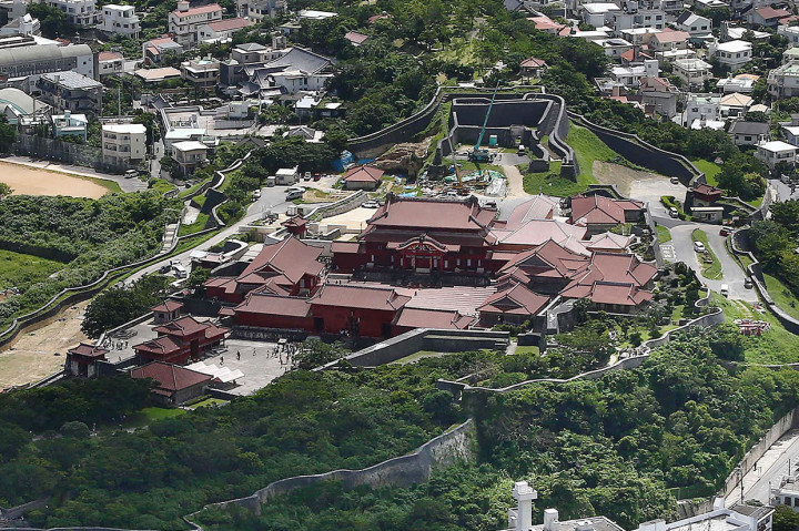 Sebuah objek wisata yang populer, Kastil Shuri dibangun lebih dari 500 tahun yang lalu sebagai istana bagi keluarga kerajaan Ryukyu. Terletak di puncak bukit yang menghadap ke Kota Naha dan dikelilingi oleh dinding-dinding batu yang melengkung, kastil dan bangunan-bangunan di sekitarnya dicat merah cerah, dan dikenali dari atap-ubin yang miring. Kastil itu pernah hancur dan dibangun kembali setelah kebakaran berkali-kali - yang paling baru dalam Pertempuran Okinawa pada 1945.    