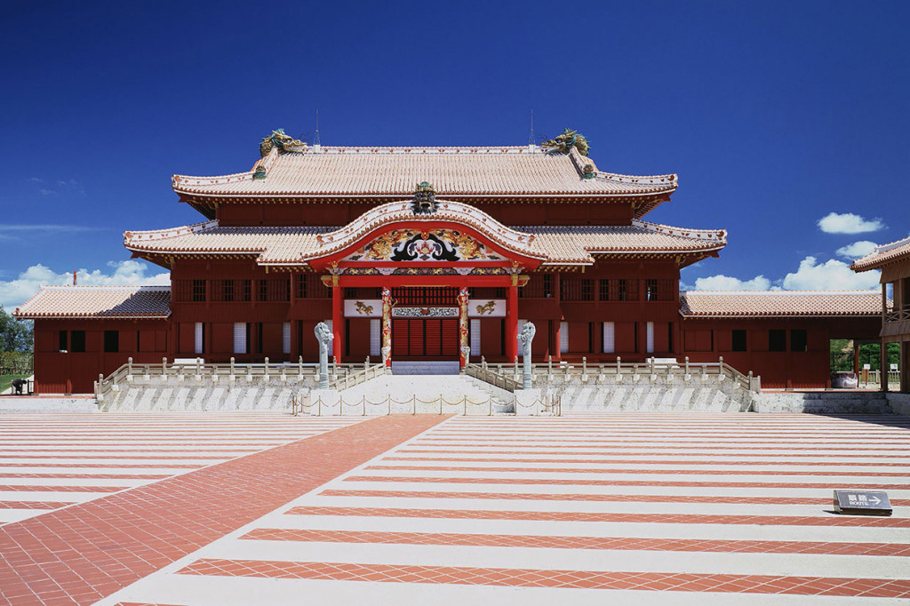 Setelah Perang Dunia II, kastil tersebut berfungsi sebagai kampus untuk universitas negeri terbesar di Okinawa hingga pertengahan 1970-an. Setelah restorasi, kastil dibuka kembali sebagai taman nasional pada tahun 1992. Kastil ini ditetapkan sebagai situs Warisan Dunia pada 2000.