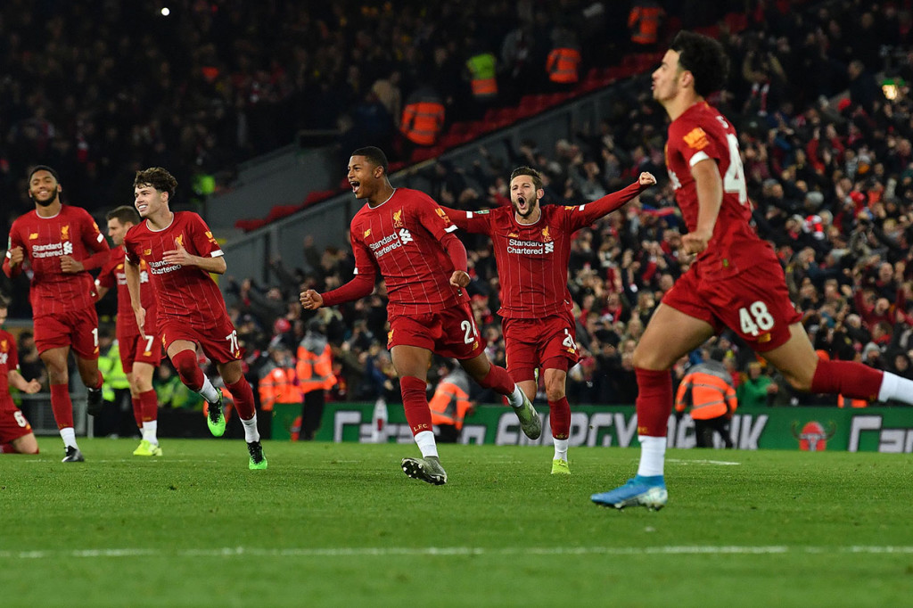 Curtis Jones (kanan) melakukan selebrasi bersama rekan-rekan setimnya usai sukses mengeksekusi tendangan penalti terakhir timnya sekaligus membawa kemenangan 5-4 atas Chelsea, pada babak keempat Piala Liga Inggris di Stamford Bridge, Kamis, 31 Oktober 2019 dini hari WIB.
